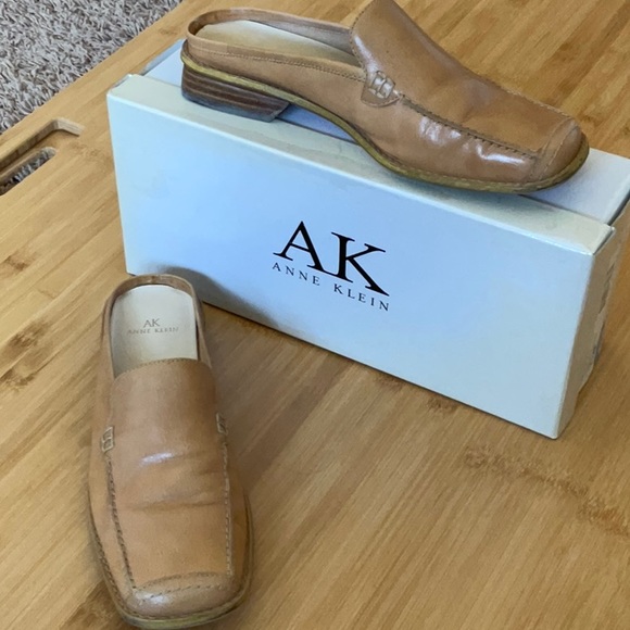 Anne Klein Varsity AK mules with original box.  Size 7.5. - Picture 4 of 4